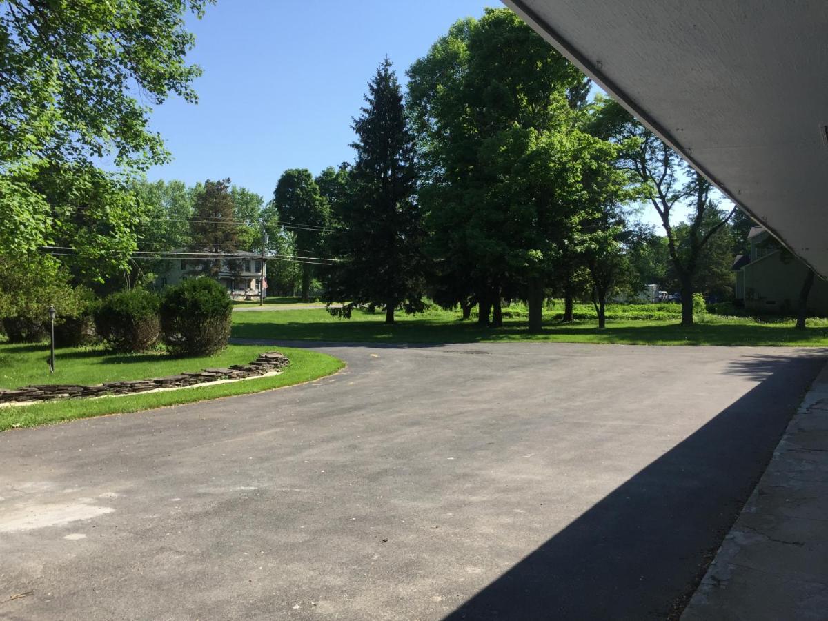 Nightshade Inn & Gardens Camillus Экстерьер фото